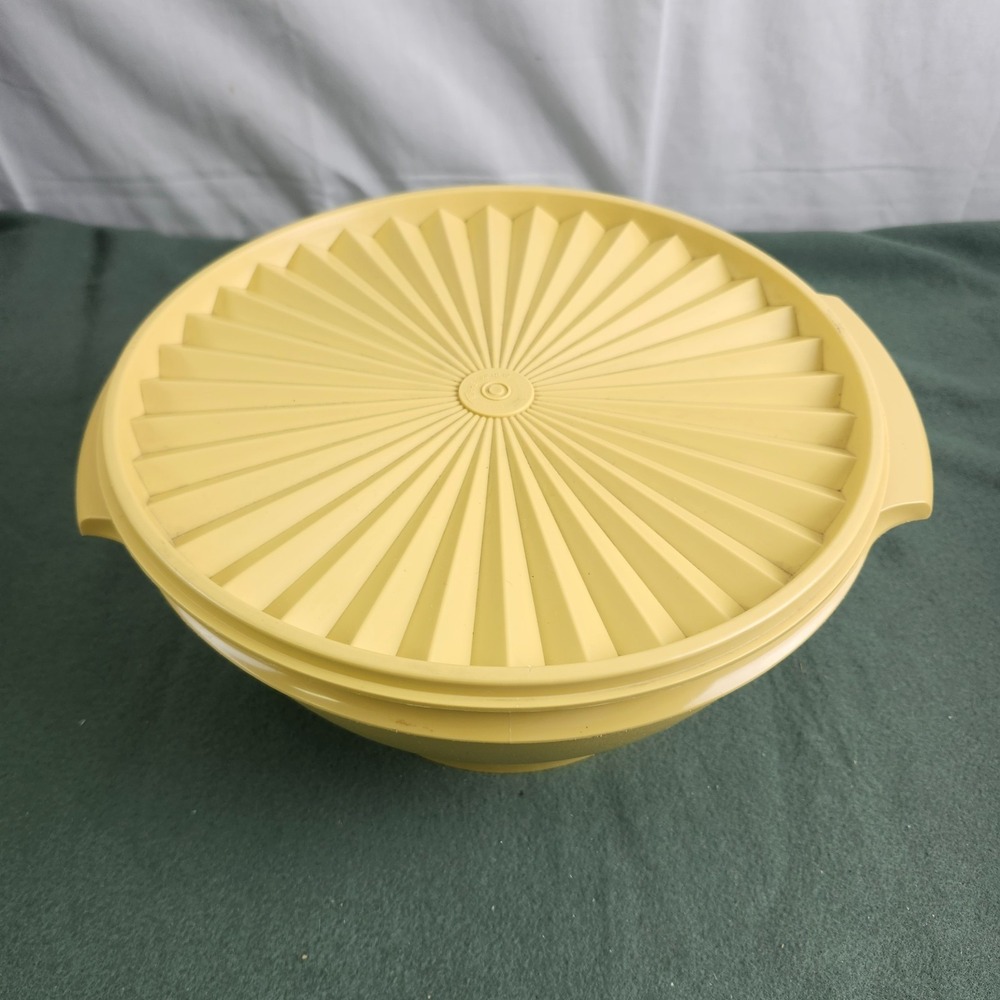 Vintage Tupperware Salad Serving Bowl w/Lid ~‎ 10" Dia. x 5" Tall ~ Harvest Gold